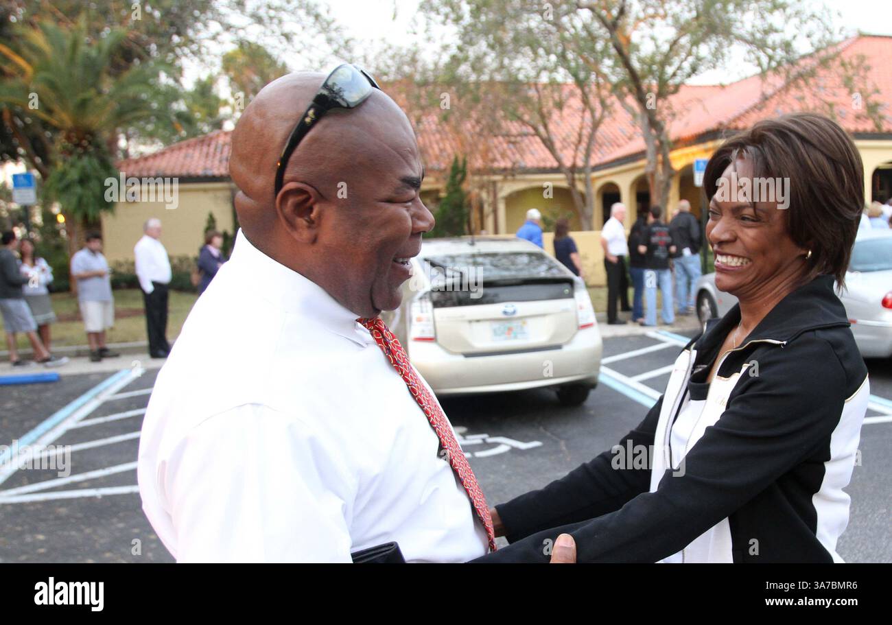 6 novembre 2012 - Orlando, FL, USA - il candidato al Congresso Val Demings, Right, è incoraggiato dal vicino Robert Gay che si riunisce al Precinct 116 per votare martedì 6 novembre 2012 a Orlando, Florida. (Immagine di credito: © George Skene/MCT/ZUMAPRESS.com) Foto Stock