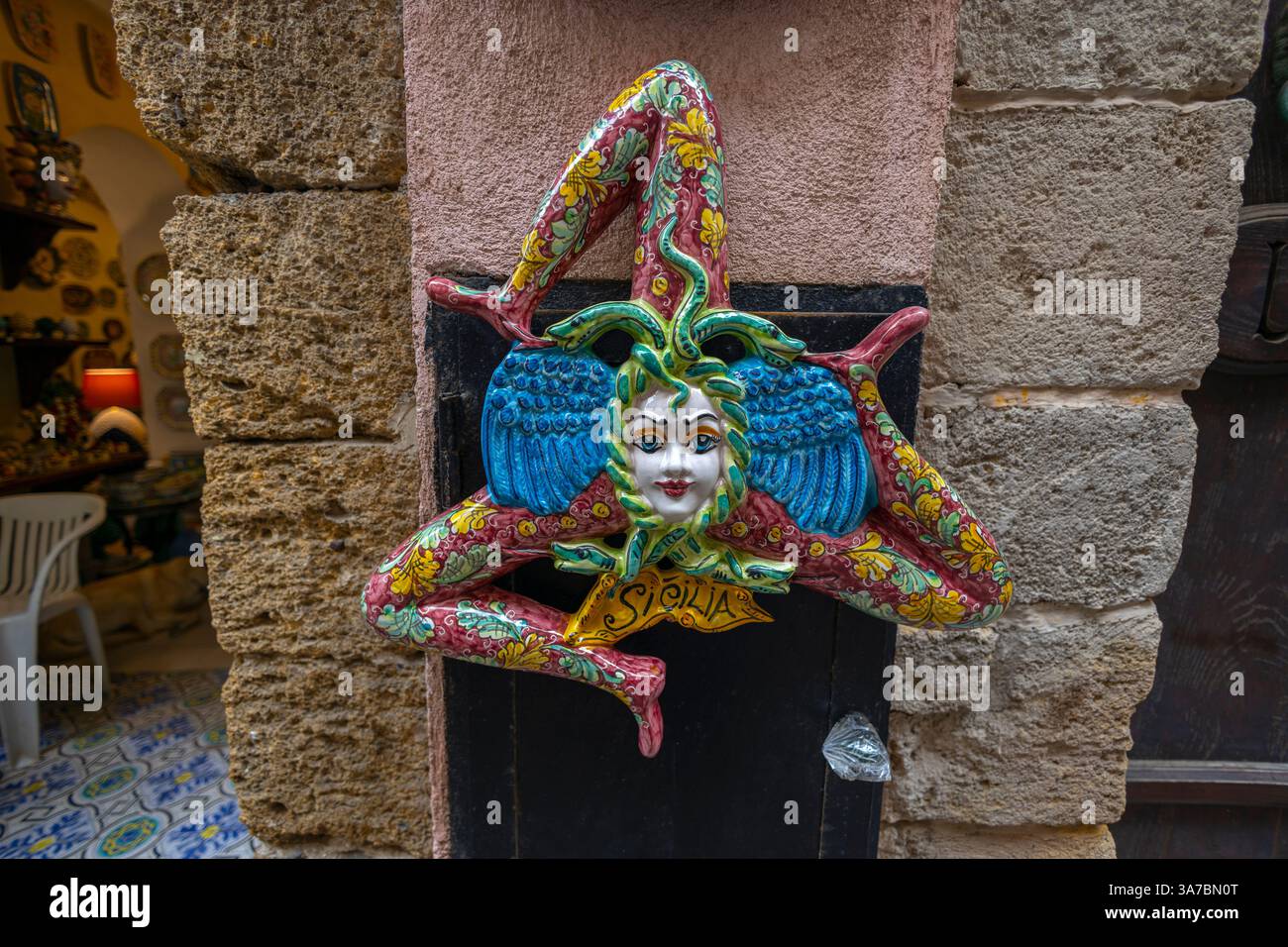 Una tipica Trinacria in ceramica, un souvenir tradizionale della Sicilia, Italia Foto Stock