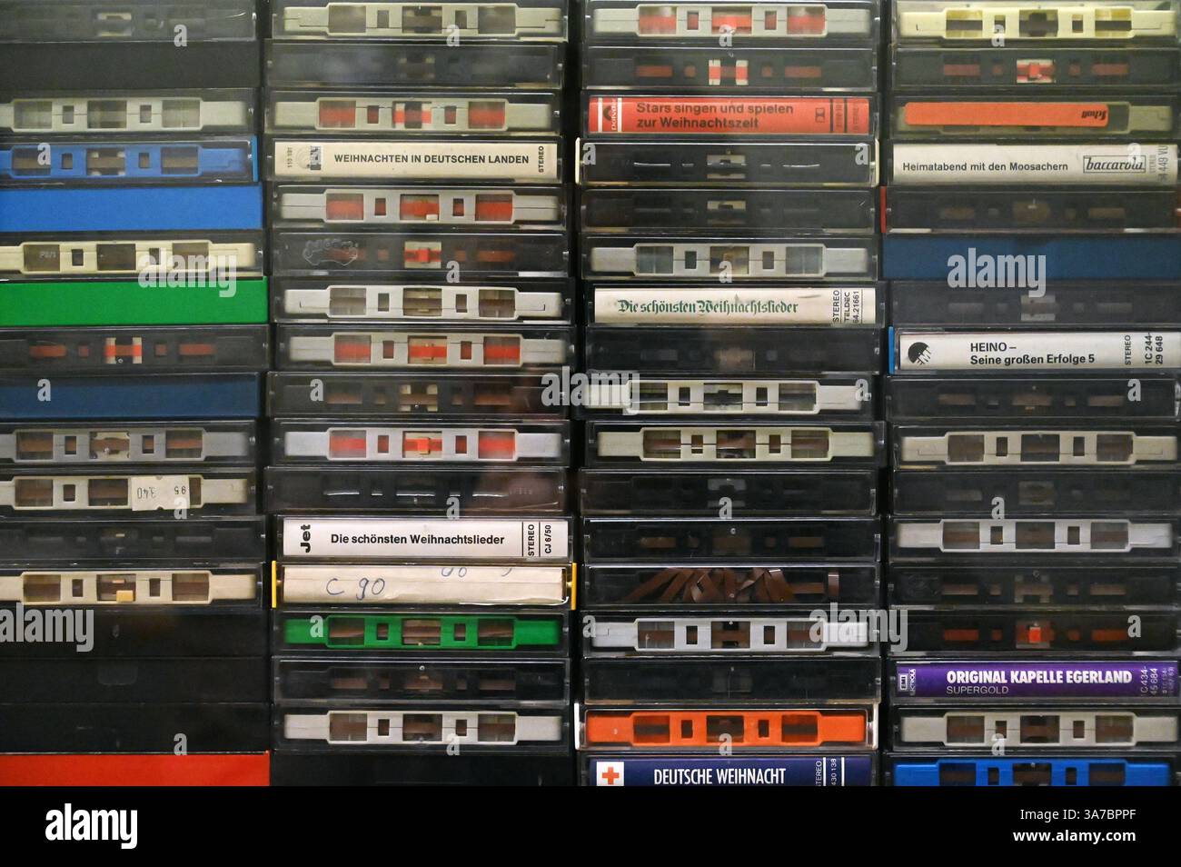 Audiocassette nel Museo commemorativo di der Runden Ecke, Lipsia, Sassonia, Germania Foto Stock