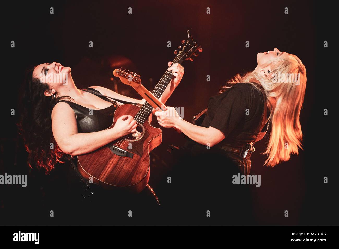 ITALIA, TORINO, 19 MARZO 2025: L'ex star dell'American Idol Casey McQuillen, si esibisce dal vivo sul palco delle Officine grandi riparazioni (OGR) di Torino, in apertura per Anastacia Foto Stock