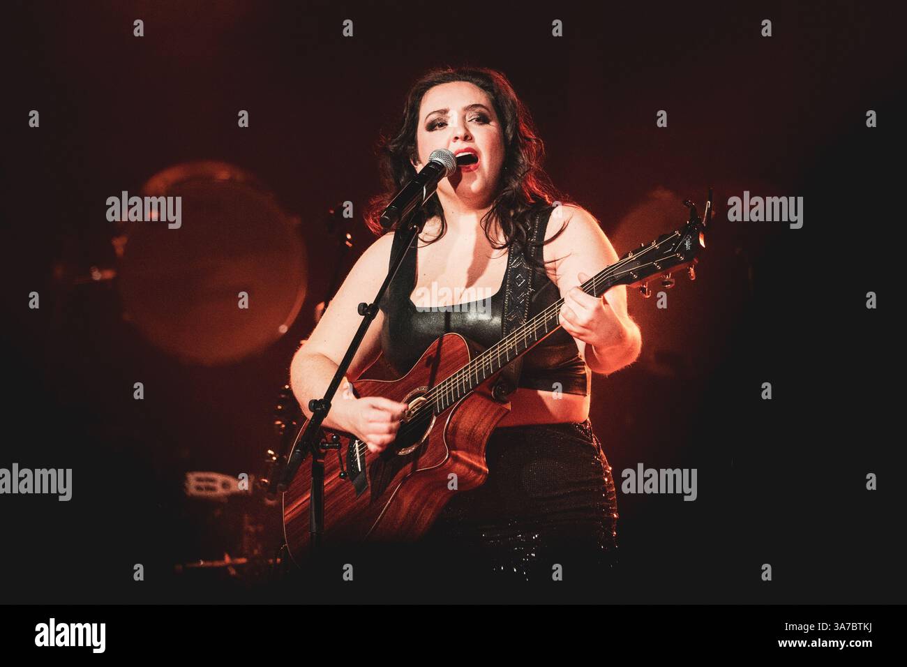 ITALIA, TORINO, 19 MARZO 2025: L'ex star dell'American Idol Casey McQuillen, si esibisce dal vivo sul palco delle Officine grandi riparazioni (OGR) di Torino, in apertura per Anastacia Foto Stock