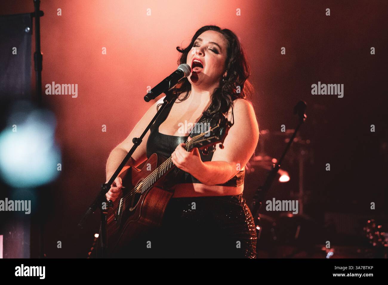 ITALIA, TORINO, 19 MARZO 2025: L'ex star dell'American Idol Casey McQuillen, si esibisce dal vivo sul palco delle Officine grandi riparazioni (OGR) di Torino, in apertura per Anastacia Foto Stock