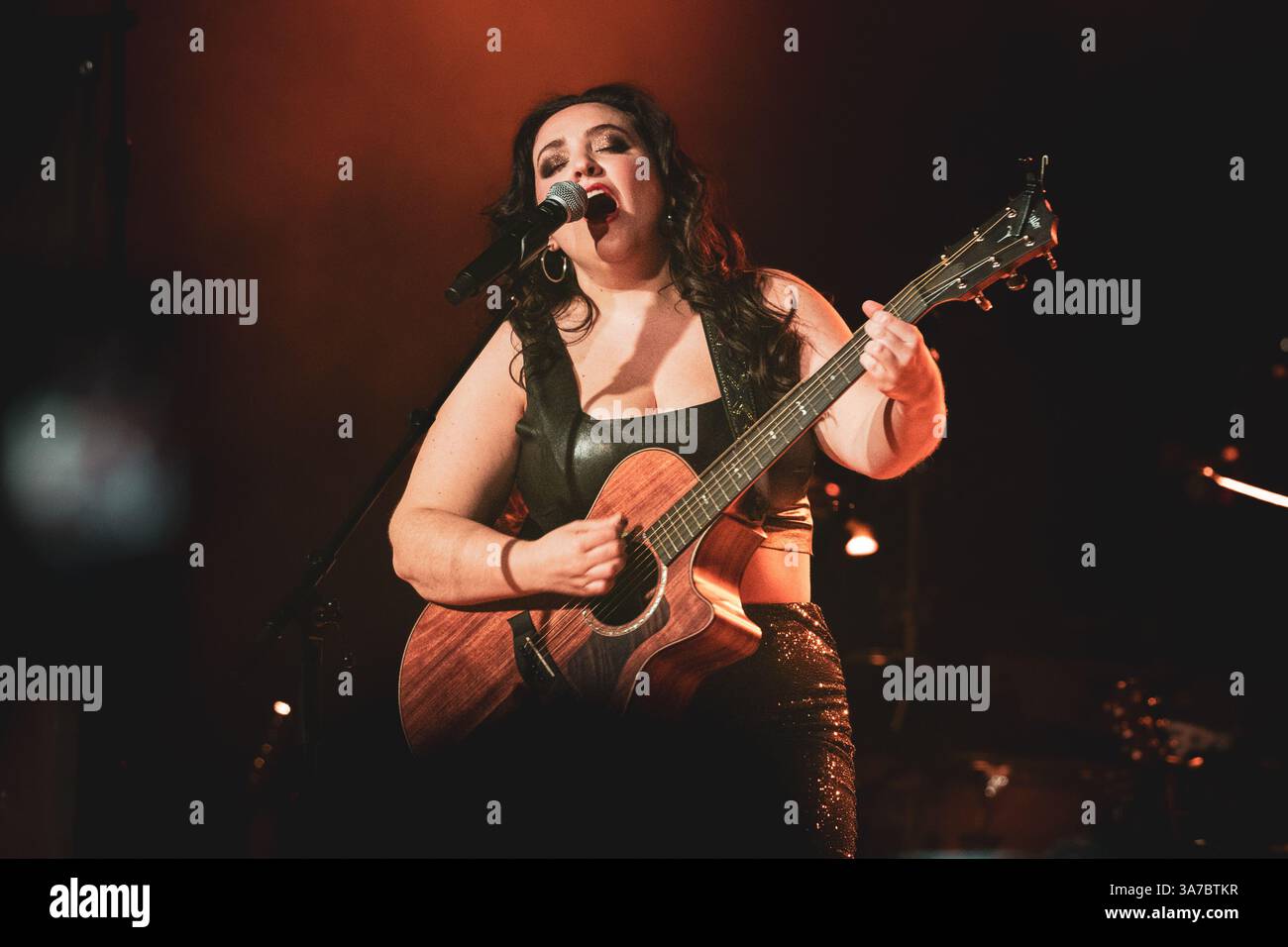 ITALIA, TORINO, 19 MARZO 2025: L'ex star dell'American Idol Casey McQuillen, si esibisce dal vivo sul palco delle Officine grandi riparazioni (OGR) di Torino, in apertura per Anastacia Foto Stock