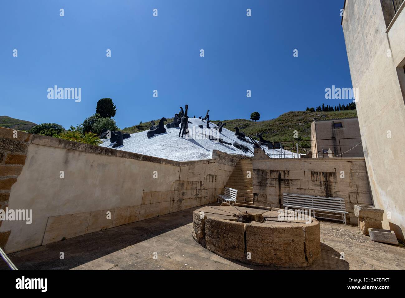 La montagna del sale, installazione di Mimmo Paladino, situata in via permanente presso il Baglio di Stefano a Gibellina, Sicilia, Italia Foto Stock