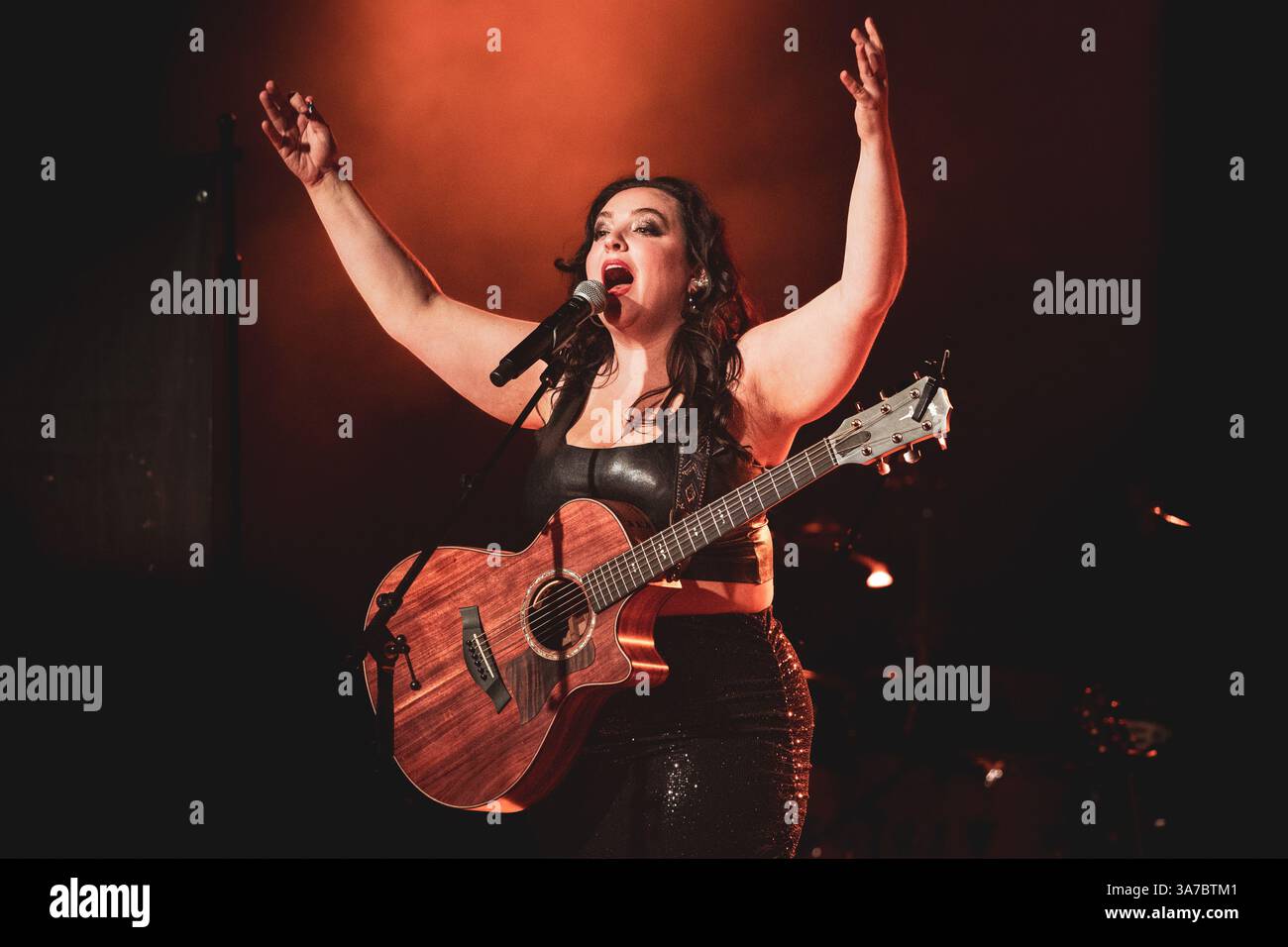 ITALIA, TORINO, 19 MARZO 2025: L'ex star dell'American Idol Casey McQuillen, si esibisce dal vivo sul palco delle Officine grandi riparazioni (OGR) di Torino, in apertura per Anastacia Foto Stock