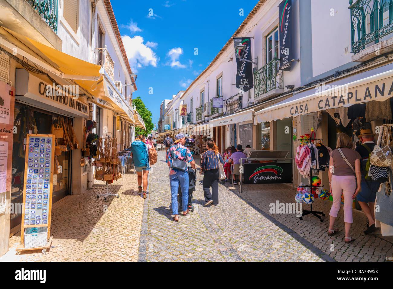 Lagos Portogallo la via dell'Algarve con negozi e persone turisti e visitatori Foto Stock