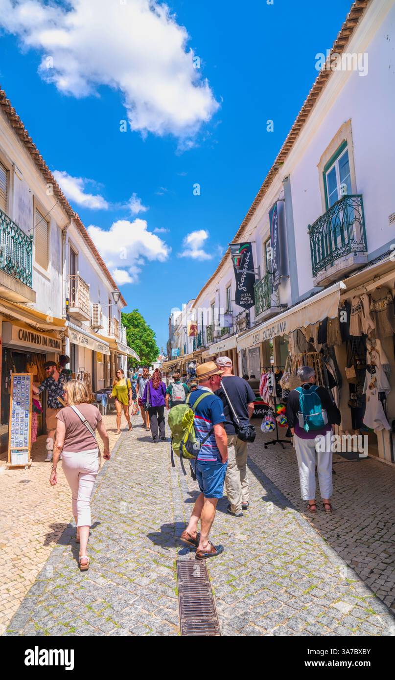Lagos Portogallo la via dell'Algarve con negozi e persone turisti e visitatori Foto Stock