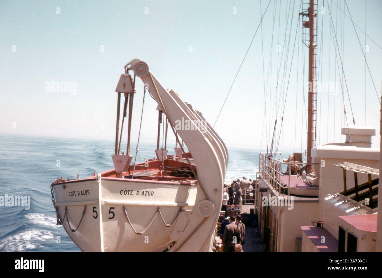 Vista del 1960 dal ponte del piroscafo TS Côte d'Azur II, navigando tra Folkestone e Calais. L'immagine, scattata su una diapositiva da 35 mm, mostra le scialuppe di salvataggio della nave e i passeggeri che si godono la traversata in una giornata limpida. Foto Stock
