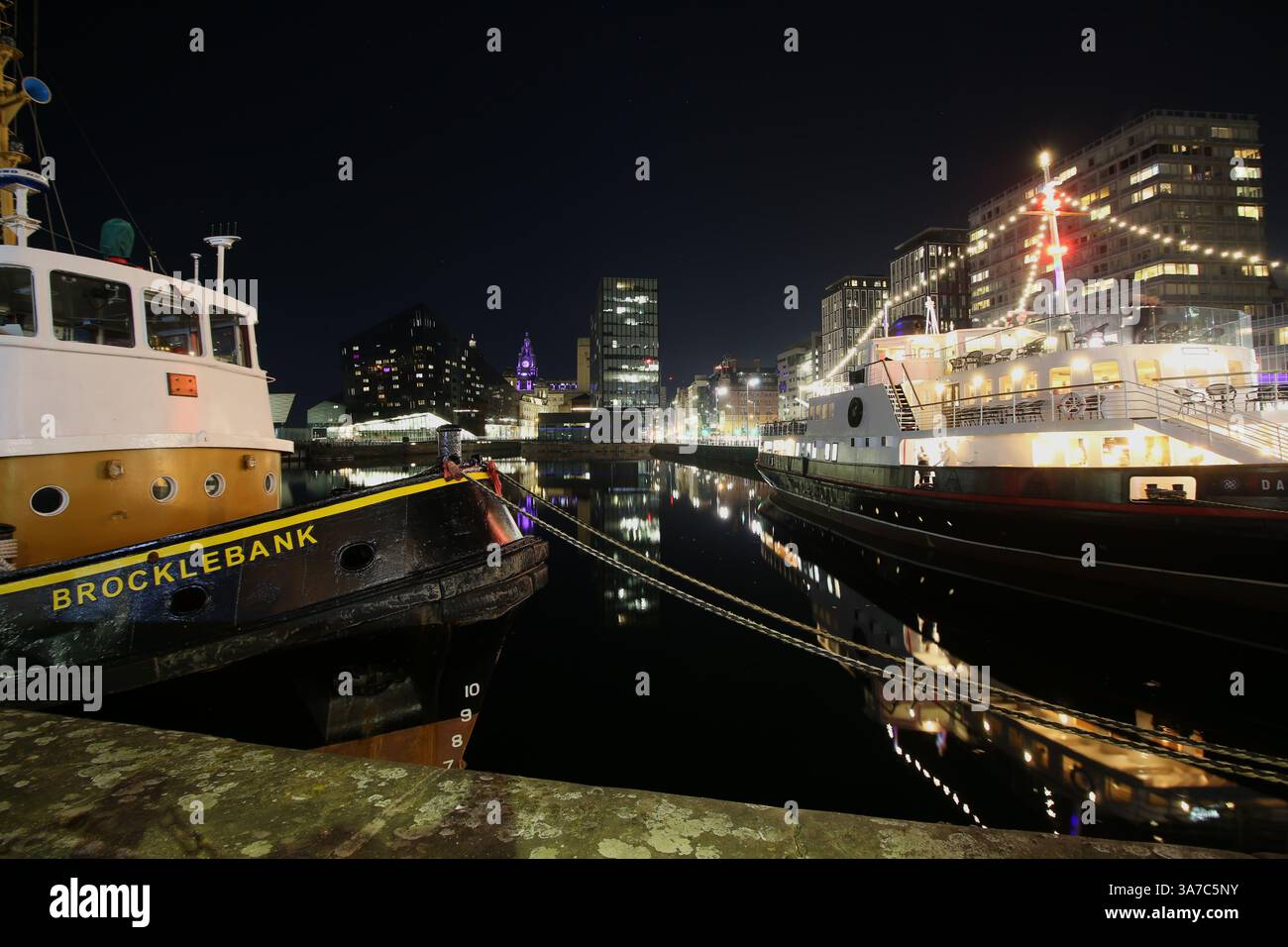 L'ex Mersey Ferry 'Daffodil' a Canning Dock Liverpool e' stato trasformato in uno spazio ristorante e bar a seguito di un progetto di ristrutturazione di 3,5 milioni di sterline. Foto Stock