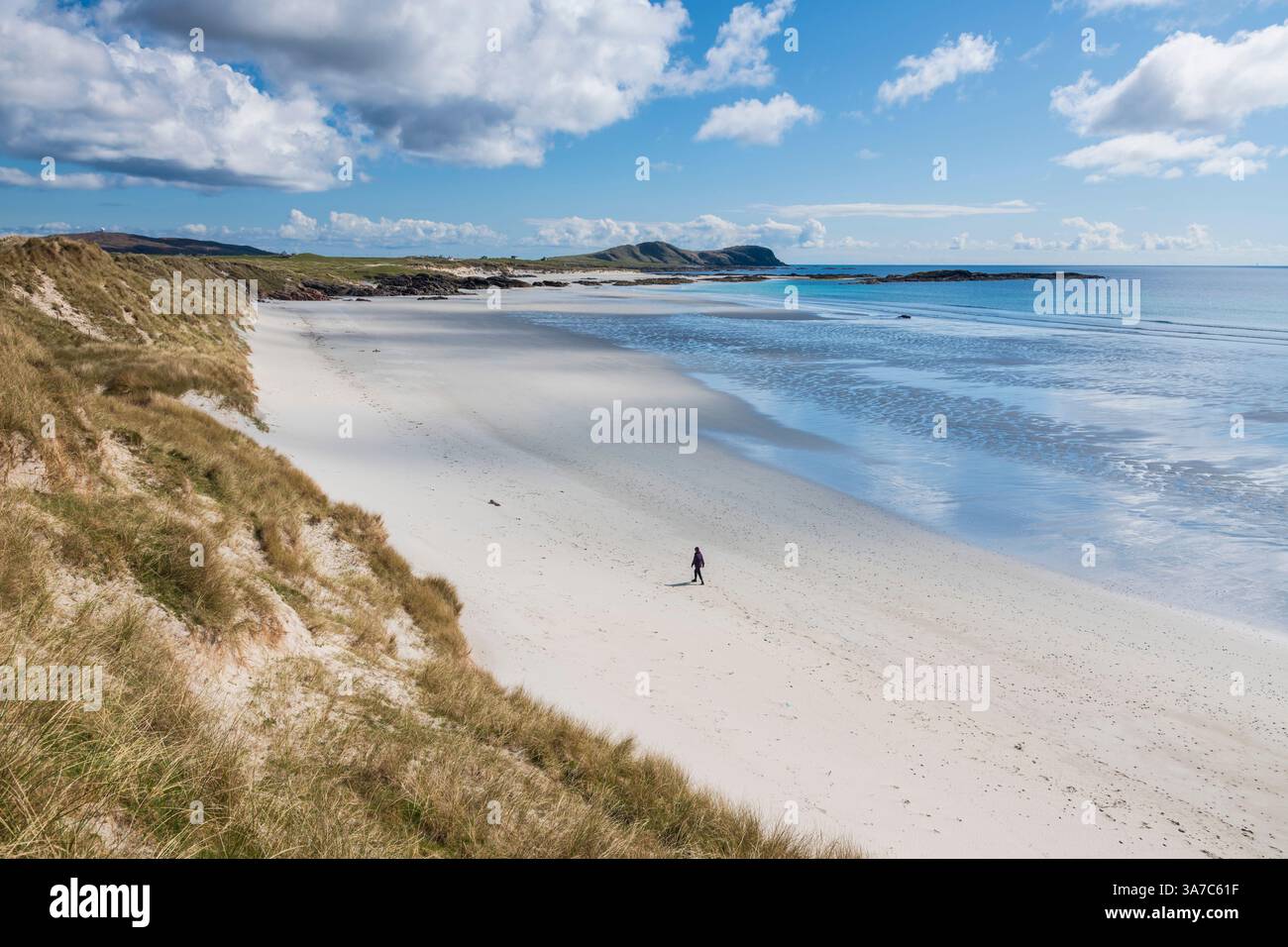 Donna solitaria sulla spiaggia deserta di Triagh Thodrasdail, conosciuta come Maze, Isola di Tiree, Ebridi interne, Scozia Foto Stock