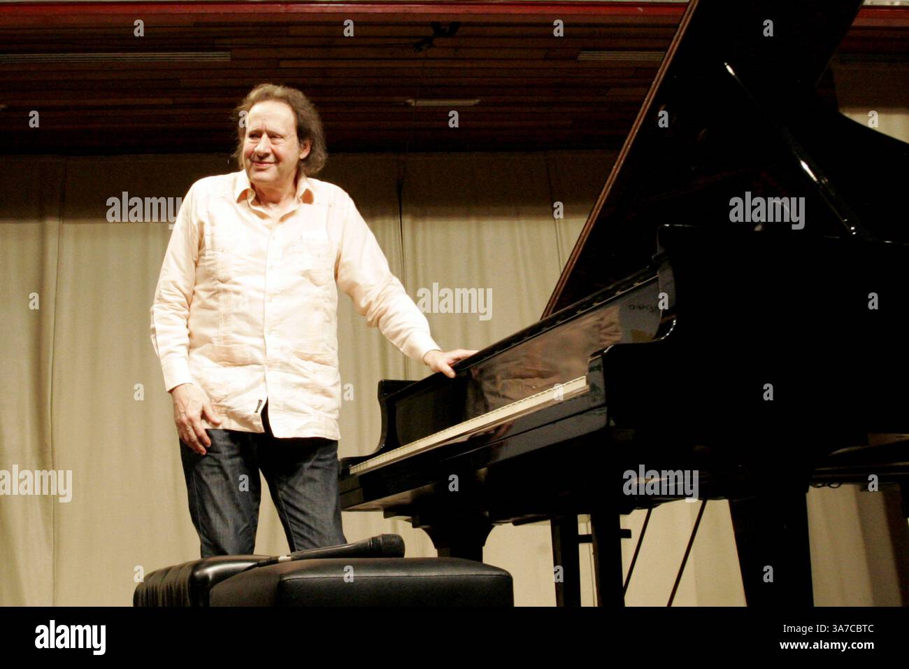 30 maggio 2012 - Sao Jose Dos Campos, San Paolo, Brasile - Sao Jose dos Campos, SP, Brasile. 11/11/2012. Un piano di Estrada. Il pianista Arthur Moreira Lima ruota del Brasile che suona il pianoforte. Ja ha percorso più di 125.000 km, raggiungendo 24 stati per un totale di 453 concerti, portando la cultura a più di mezzo milione di brasiliani in dieci progetti. Ieri ha suonato nel parco cittadino di Sao Jose dos Campos, che erano repertori di Bach, Mozart, Beethoven, Chopin, Liszt, Pixinguinha, Villa Lobos, Ernesto Nazareth, Luiz Gonzaga, Astro Paizzolla, tra gli altri compositori di musica classica e popolare nazionale e u Foto Stock