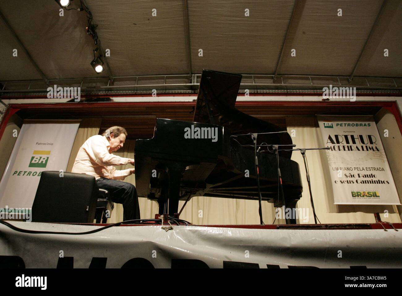 30 maggio 2012 - Sao Jose Dos Campos, San Paolo, Brasile - Sao Jose dos Campos, SP, Brasile. 11/11/2012. Un piano di Estrada. Il pianista Arthur Moreira Lima ruota del Brasile che suona il pianoforte. Ja ha percorso più di 125.000 km, raggiungendo 24 stati per un totale di 453 concerti, portando la cultura a più di mezzo milione di brasiliani in dieci progetti. Ieri ha suonato nel parco cittadino di Sao Jose dos Campos, che erano repertori di Bach, Mozart, Beethoven, Chopin, Liszt, Pixinguinha, Villa Lobos, Ernesto Nazareth, Luiz Gonzaga, Astro Paizzolla, tra gli altri compositori di musica classica e popolare nazionale e u Foto Stock