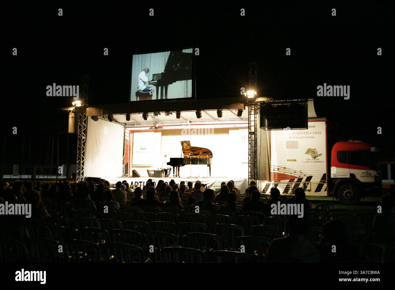 30 maggio 2012 - Sao Jose Dos Campos, San Paolo, Brasile - Sao Jose dos Campos, SP, Brasile. 11/11/2012. Un piano di Estrada. Il pianista Arthur Moreira Lima ruota del Brasile che suona il pianoforte. Ja ha percorso più di 125.000 km, raggiungendo 24 stati per un totale di 453 concerti, portando la cultura a più di mezzo milione di brasiliani in dieci progetti. Ieri ha suonato nel parco cittadino di Sao Jose dos Campos, che erano repertori di Bach, Mozart, Beethoven, Chopin, Liszt, Pixinguinha, Villa Lobos, Ernesto Nazareth, Luiz Gonzaga, Astro Paizzolla, tra gli altri compositori di musica classica e popolare nazionale e u Foto Stock