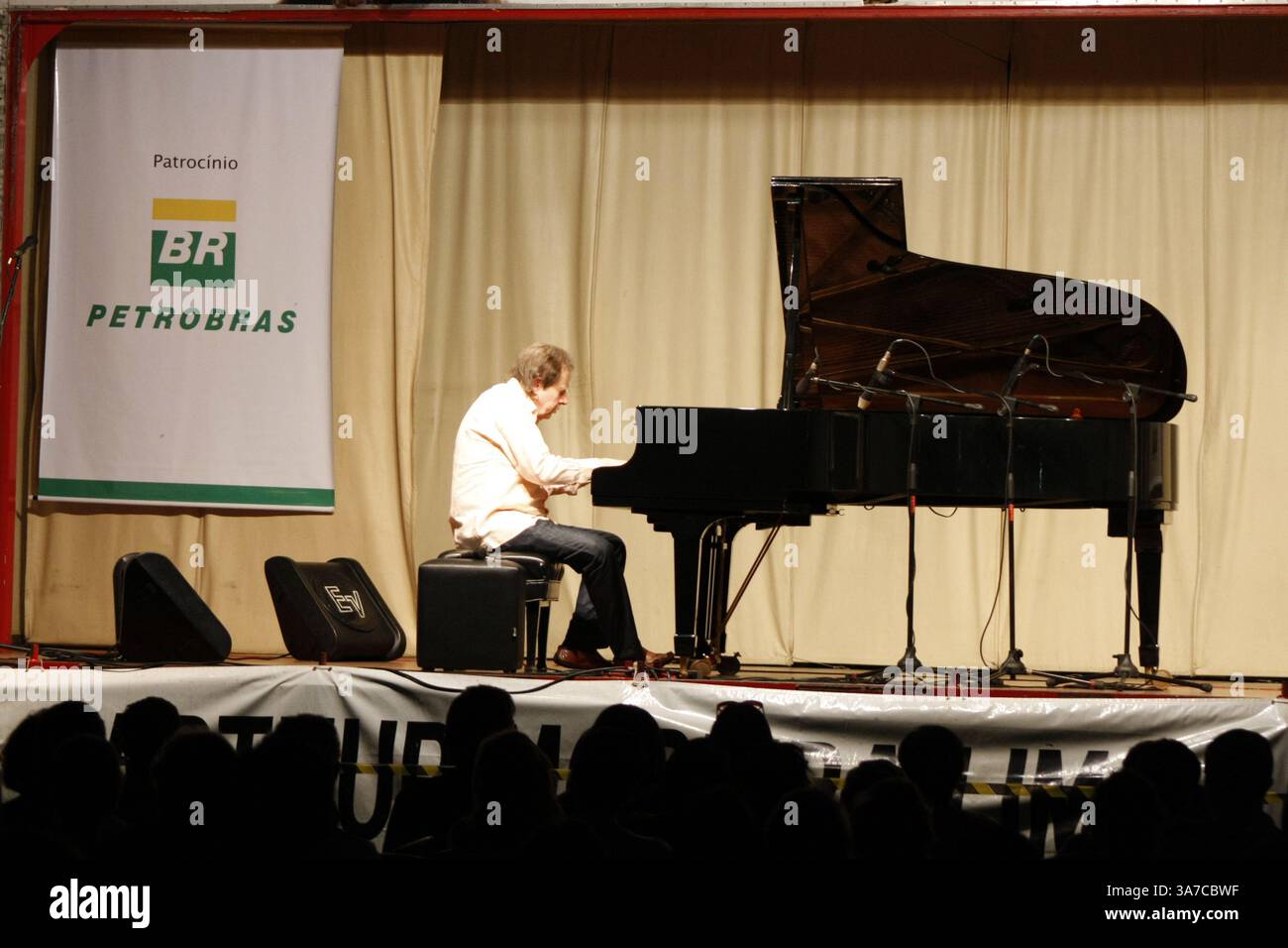 30 maggio 2012 - Sao Jose Dos Campos, San Paolo, Brasile - Sao Jose dos Campos, SP, Brasile. 11/11/2012. Un piano di Estrada. Il pianista Arthur Moreira Lima ruota del Brasile che suona il pianoforte. Ja ha percorso più di 125.000 km, raggiungendo 24 stati per un totale di 453 concerti, portando la cultura a più di mezzo milione di brasiliani in dieci progetti. Ieri ha suonato nel parco cittadino di Sao Jose dos Campos, che erano repertori di Bach, Mozart, Beethoven, Chopin, Liszt, Pixinguinha, Villa Lobos, Ernesto Nazareth, Luiz Gonzaga, Astro Paizzolla, tra gli altri compositori di musica classica e popolare nazionale e u Foto Stock
