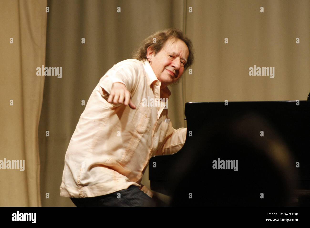 30 maggio 2012 - Sao Jose Dos Campos, San Paolo, Brasile - Sao Jose dos Campos, SP, Brasile. 11/11/2012. Un piano di Estrada. Il pianista Arthur Moreira Lima ruota del Brasile che suona il pianoforte. Ja ha percorso più di 125.000 km, raggiungendo 24 stati per un totale di 453 concerti, portando la cultura a più di mezzo milione di brasiliani in dieci progetti. Ieri ha suonato nel parco cittadino di Sao Jose dos Campos, che erano repertori di Bach, Mozart, Beethoven, Chopin, Liszt, Pixinguinha, Villa Lobos, Ernesto Nazareth, Luiz Gonzaga, Astro Paizzolla, tra gli altri compositori di musica classica e popolare nazionale e u Foto Stock