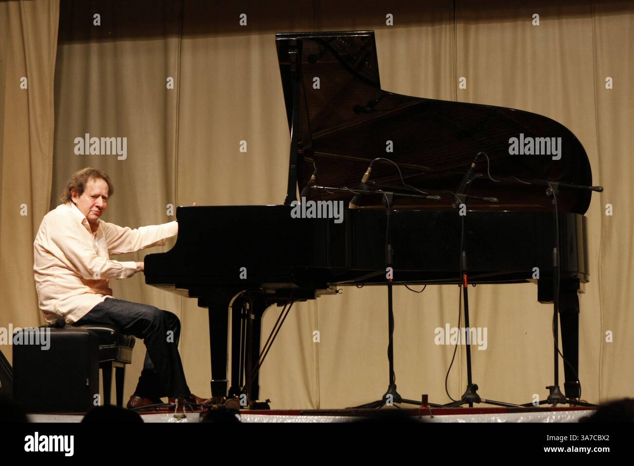 30 maggio 2012 - Sao Jose Dos Campos, San Paolo, Brasile - Sao Jose dos Campos, SP, Brasile. 11/11/2012. Un piano di Estrada. Il pianista Arthur Moreira Lima ruota del Brasile che suona il pianoforte. Ja ha percorso più di 125.000 km, raggiungendo 24 stati per un totale di 453 concerti, portando la cultura a più di mezzo milione di brasiliani in dieci progetti. Ieri ha suonato nel parco cittadino di Sao Jose dos Campos, che erano repertori di Bach, Mozart, Beethoven, Chopin, Liszt, Pixinguinha, Villa Lobos, Ernesto Nazareth, Luiz Gonzaga, Astro Paizzolla, tra gli altri compositori di musica classica e popolare nazionale e u Foto Stock