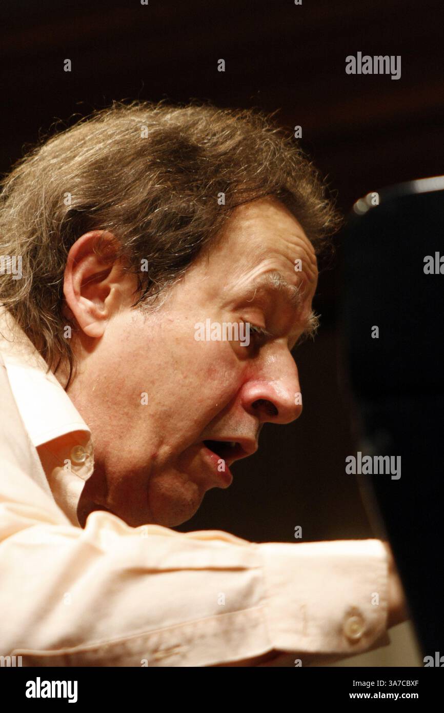 30 maggio 2012 - Sao Jose Dos Campos, San Paolo, Brasile - Sao Jose dos Campos, SP, Brasile. 11/11/2012. Un piano di Estrada. Il pianista Arthur Moreira Lima ruota del Brasile che suona il pianoforte. Ja ha percorso più di 125.000 km, raggiungendo 24 stati per un totale di 453 concerti, portando la cultura a più di mezzo milione di brasiliani in dieci progetti. Ieri ha suonato nel parco cittadino di Sao Jose dos Campos, che erano repertori di Bach, Mozart, Beethoven, Chopin, Liszt, Pixinguinha, Villa Lobos, Ernesto Nazareth, Luiz Gonzaga, Astro Paizzolla, tra gli altri compositori di musica classica e popolare nazionale e u Foto Stock