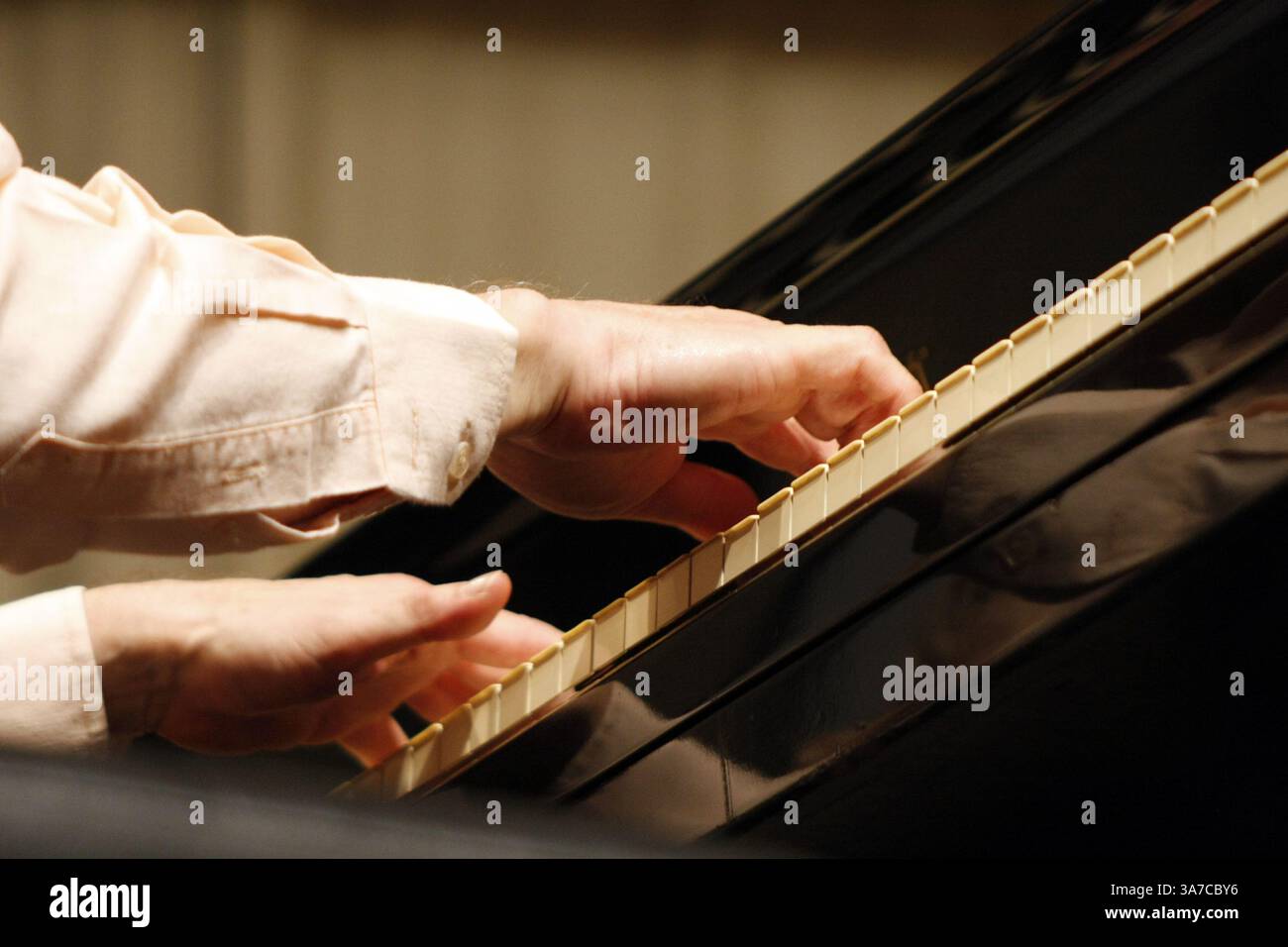 30 maggio 2012 - Sao Jose Dos Campos, San Paolo, Brasile - Sao Jose dos Campos, SP, Brasile. 11/11/2012. Un piano di Estrada. Il pianista Arthur Moreira Lima ruota del Brasile che suona il pianoforte. Ja ha percorso più di 125.000 km, raggiungendo 24 stati per un totale di 453 concerti, portando la cultura a più di mezzo milione di brasiliani in dieci progetti. Ieri ha suonato nel parco cittadino di Sao Jose dos Campos, che erano repertori di Bach, Mozart, Beethoven, Chopin, Liszt, Pixinguinha, Villa Lobos, Ernesto Nazareth, Luiz Gonzaga, Astro Paizzolla, tra gli altri compositori di musica classica e popolare nazionale e u Foto Stock