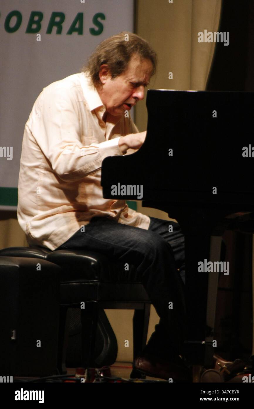 30 maggio 2012 - Sao Jose Dos Campos, San Paolo, Brasile - Sao Jose dos Campos, SP, Brasile. 11/11/2012. Un piano di Estrada. Il pianista Arthur Moreira Lima ruota del Brasile che suona il pianoforte. Ja ha percorso più di 125.000 km, raggiungendo 24 stati per un totale di 453 concerti, portando la cultura a più di mezzo milione di brasiliani in dieci progetti. Ieri ha suonato nel parco cittadino di Sao Jose dos Campos, che erano repertori di Bach, Mozart, Beethoven, Chopin, Liszt, Pixinguinha, Villa Lobos, Ernesto Nazareth, Luiz Gonzaga, Astro Paizzolla, tra gli altri compositori di musica classica e popolare nazionale e u Foto Stock