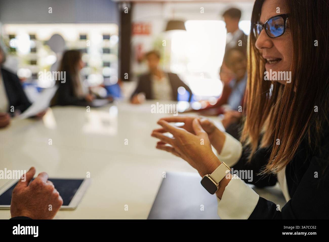 Colleghi caucasici che lavorano all'interno dell'ufficio aziendale - imprenditori e persone che condividono idee durante la riunione di lavoro di squadra - concetto di brainstorming Foto Stock