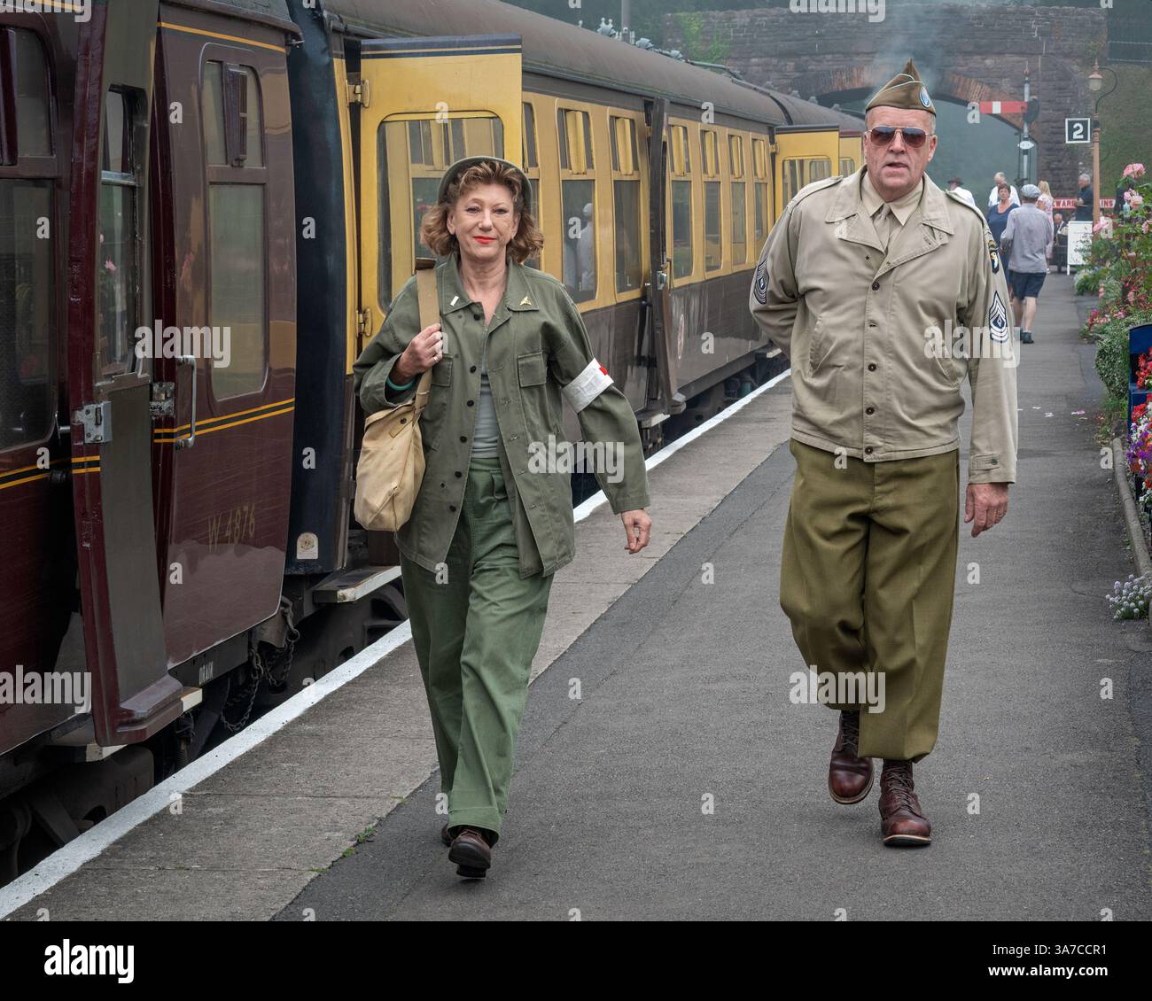 Persone in costume d'epoca alla stazione Vescovile Lydeard durante il fine settimana delle Ferrovie del West Somerset 1940 nel settembre 2023. Vescovi Lydeard, Somerset, Inghilterra Foto Stock
