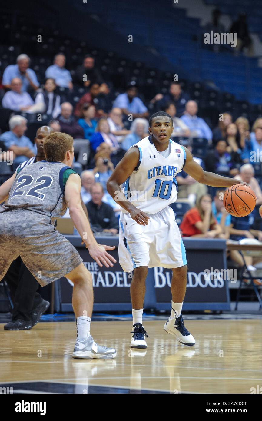11 novembre 2012 - Charleston, South Carolina, Stati Uniti - Cittadella Bulldog Guard MARSHALL HARRIS III (10) difesa dall'Air Force Falcon Guard MAX YON (22). L'Air Force sconfisse la Citadel 77-70 per vincere la finale dell'All Military Classic Tournament presso la McAlister Field House situata nel campus della Cittadella. (Immagine di credito: © Shane Roper/ZUMAPRESS.com) Foto Stock