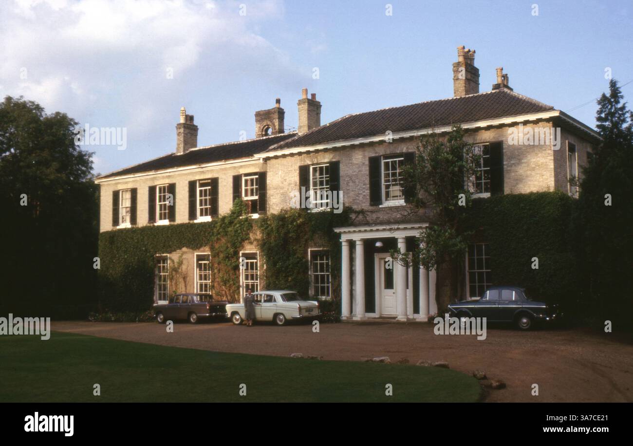 Caistor Hall Hotel, situato a Caistor St Edmund vicino a Norwich, Inghilterra, nella foto di settembre 1963. Questa elegante casa di campagna georgiana, parzialmente ricoperta di edera, riflette il fascino britannico della metà del XX secolo con auto d'epoca parcheggiate davanti, tutte catturate su una pellicola a colori da 35 mm durante una tarda giornata estiva. Foto Stock