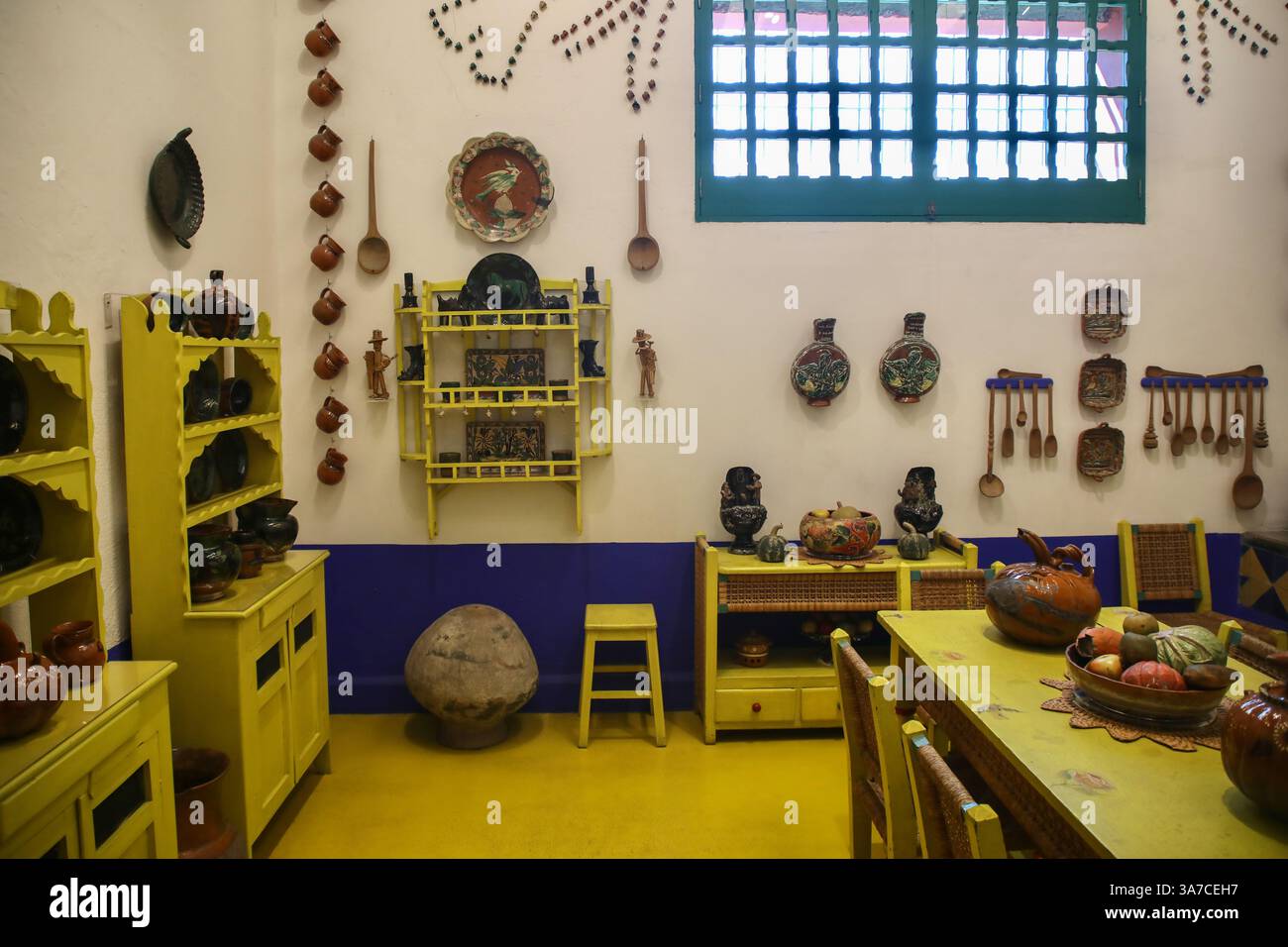 Città del Messico, Messico. 14 marzo 2025. La cucina di Casa Azul è raffigurata. La Casa Azul (Casa Blu) è il luogo di nascita della pittrice Frida Kahlo, dove ha vissuto anche con suo marito, il muralista Diego Rivera. La casa fu costruita nel 1904 nel quartiere di Coyoacán e convertita in un museo dedicato alla vita e al lavoro di Frida Kahlo nel 1958. È uno dei musei più visitati di città del Messico con circa 500.000 visitatori ogni anno. (Foto di Apolline Guillerot-Malick/SOPA Images/Sipa USA) credito: SIPA USA/Alamy Live News Foto Stock