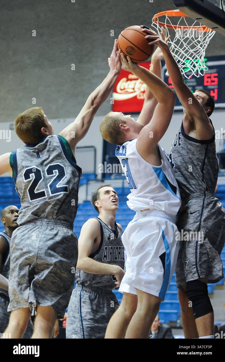 11 novembre 2012 - Charleston, South Carolina, Stati Uniti - Air Force Falcon Center TAYLOR BROEKHUIS (34) e Air Force Falcon Guard MAX YON (22) bloccano Citadel Bulldog Center MIKE GROSELLE (31) mentre sale per sparare. L'Air Force sconfisse la Citadel 77-70 per vincere la finale dell'All Military Classic Tournament presso la McAlister Field House situata nel campus della Cittadella. (Immagine di credito: © Shane Roper/ZUMAPRESS.com) Foto Stock