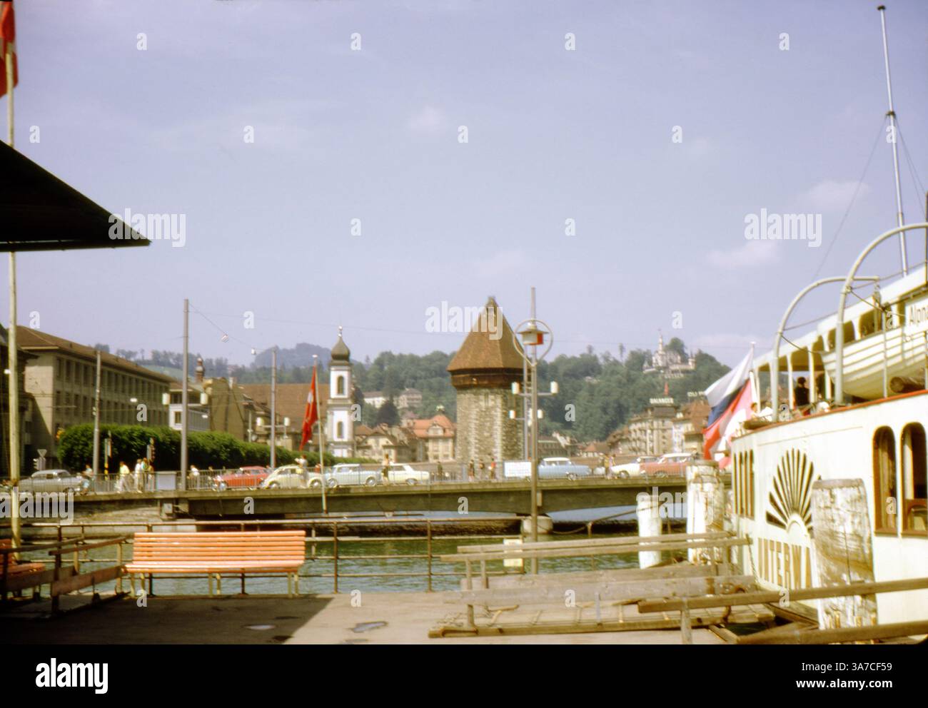 Un piroscafo a pale chiamato Unterwalden è ormeggiato sul lago di Lucerna, in Svizzera, nell'agosto 1966. Sullo sfondo, l'iconico Kapellbrücke (Ponte della Cappella) e l'ottagonale Wasserturm (Torre dell'acqua) sono simboli del patrimonio medievale di Lucerna. Foto Stock