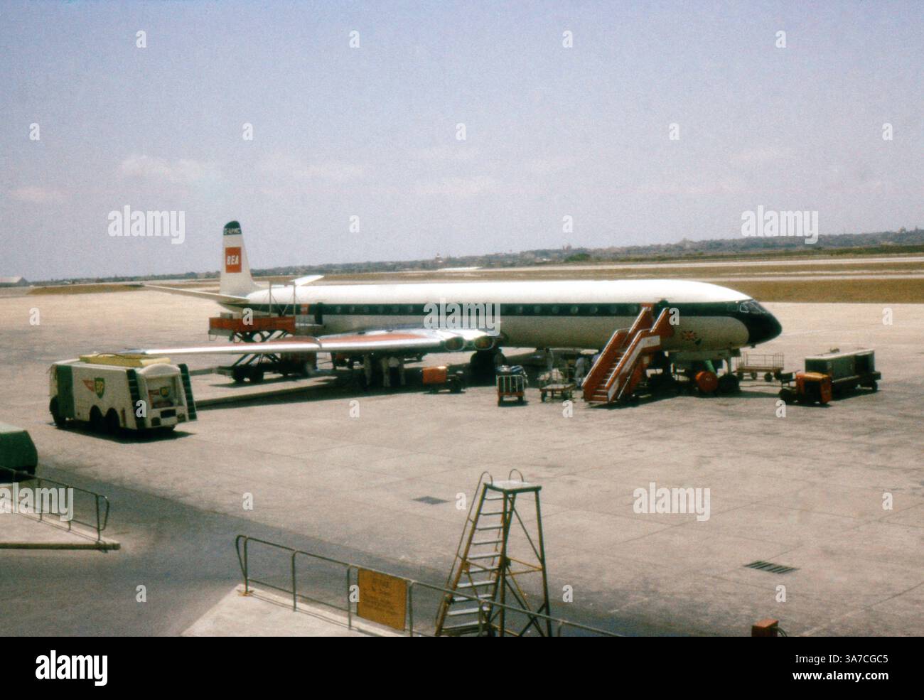 Un aereo Comet D.H. 106 della British European Airways De Havilland (G-APMC) all'aeroporto di Manchester, catturato nell'agosto 1967. Foto Stock