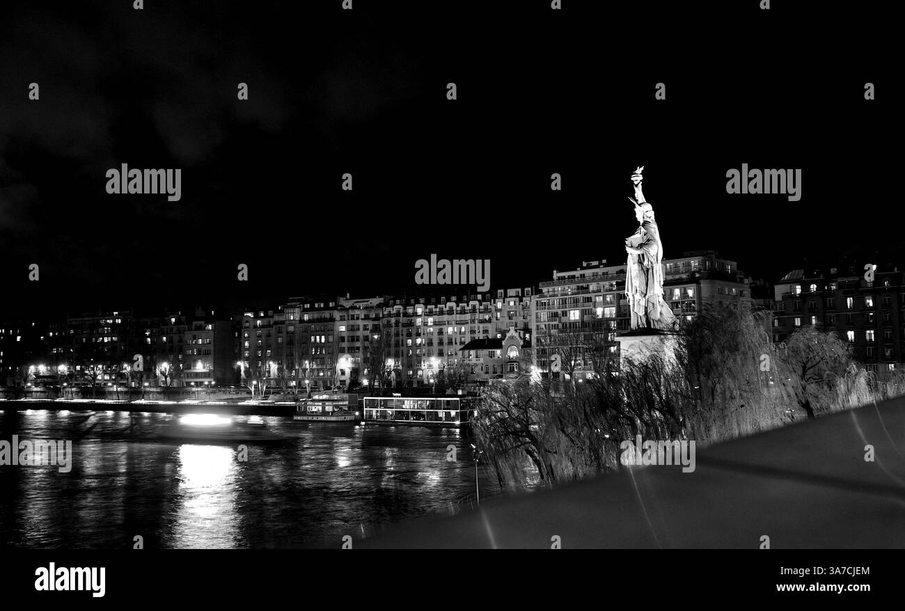 20 dicembre 2012 - Parigi, Francia - la statua della libertà, su "l'Ã®le aux Cygnes", dal ponte Grenelle. (Immagine di credito: © Pierre Martin/ZUMAPRESS.com) Foto Stock