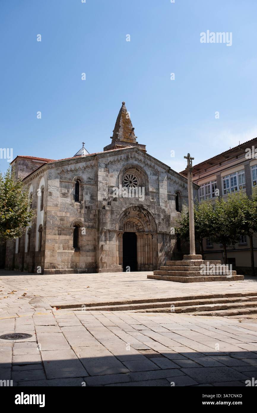 Chiesa Collegiata di Santa María del campo. Origine tardo romanica, con alcune influenze gotiche successive. Si ritiene che sia stato costruito nel XII secolo Foto Stock