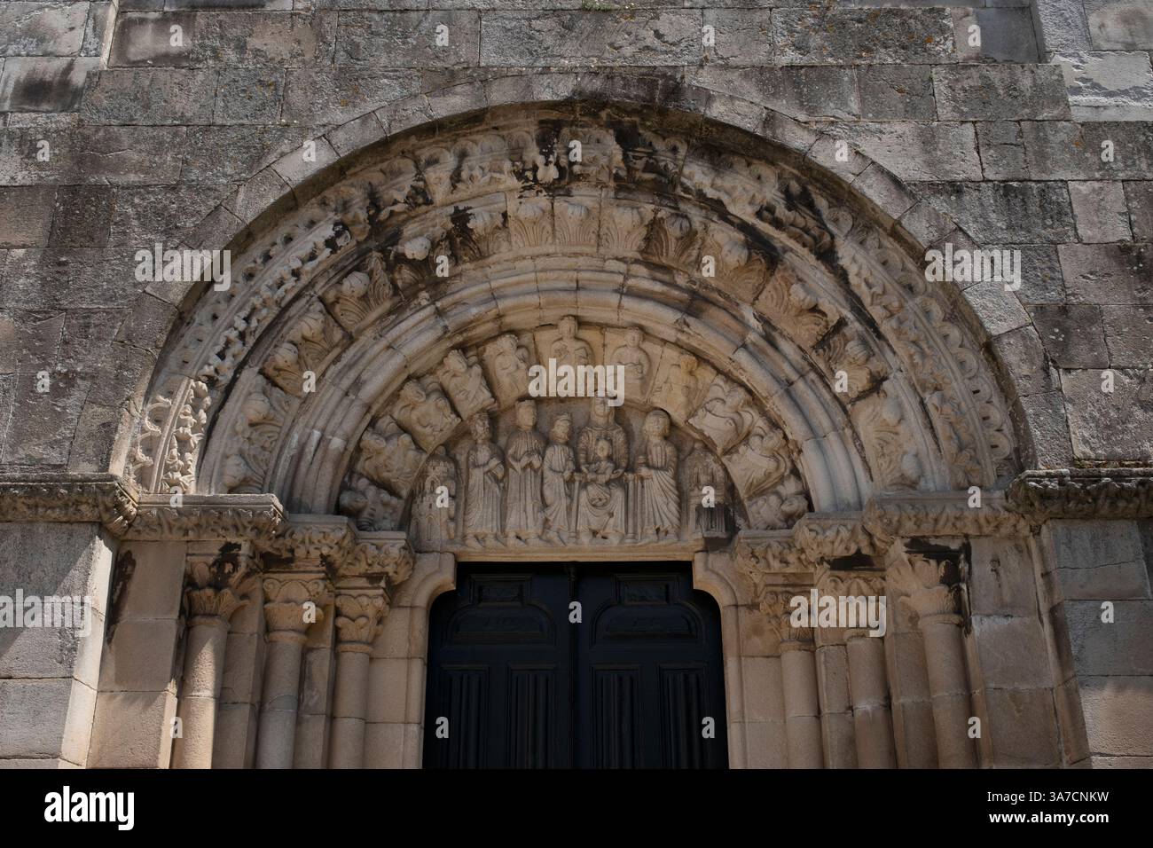 Chiesa Collegiata di Santa María del campo. Origine tardo romanica, con alcune influenze gotiche successive. Si ritiene che sia stato costruito nel XII secolo Foto Stock