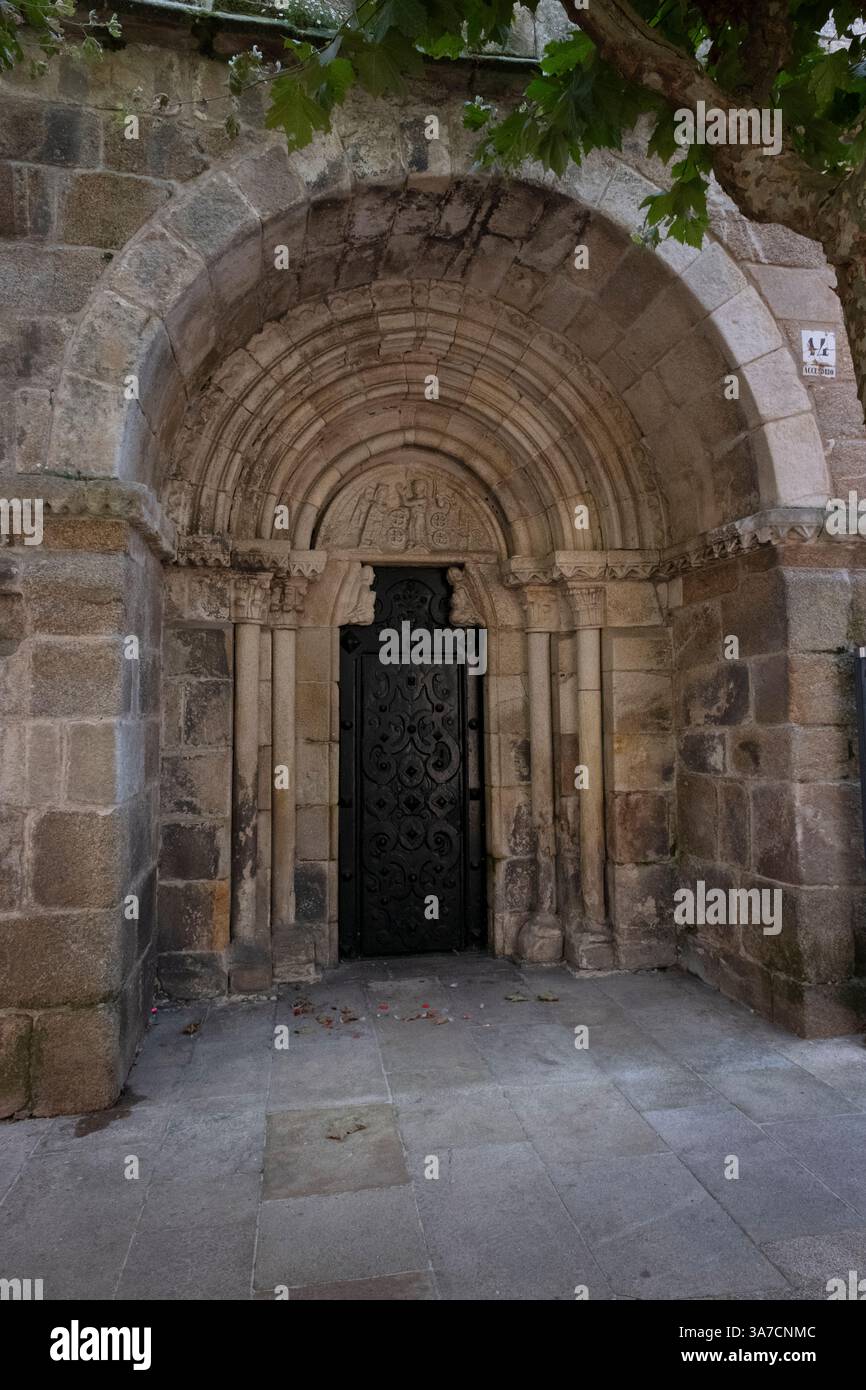 Chiesa Collegiata di Santa María del campo. Origine tardo romanica, con alcune influenze gotiche successive. Si ritiene che sia stato costruito nel XII secolo Foto Stock