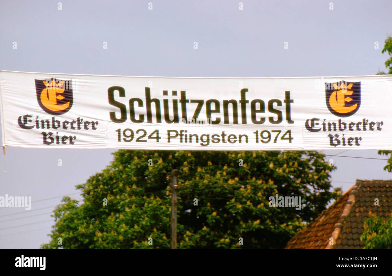 Uno striscione per il Schützenfest di Aligse, in Germania, che celebra il suo 50° anniversario nel 1974. Tenuto durante Pfingsten (Pentecoste), questo tradizionale festival dei tiratori è sponsorizzato da Einbecker Bier, un noto birrificio tedesco. I Schützenfests (festival delle riprese) sono una tradizione culturale di lunga data in molte parti della Germania. Foto Stock