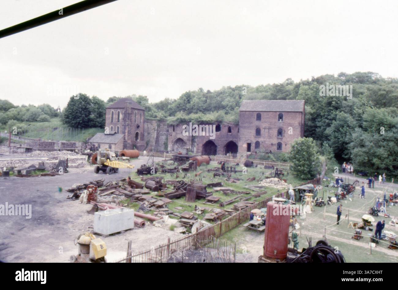 Questa fotografia degli anni '1980 mostra i resti storici dell'altoforno a Blists Hill, parte dei musei Ironbridge Gorge nello Shropshire, in Inghilterra. Un tempo importante centro di produzione del ferro durante la Rivoluzione industriale, il sito ora funge da museo all'aperto. Foto Stock