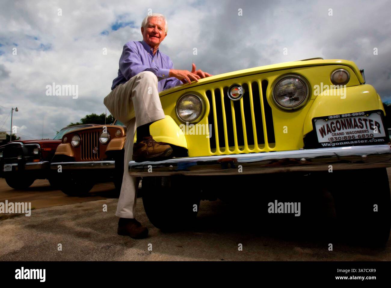 6 giugno 2008 - Kerrville, Texas, Stati Uniti - LEON MILLER posa con alcuni dei veicoli Jeep che la sua azienda sta vendendo. L'amore di Miller per un veicolo che ha cessato la produzione quasi 17 anni fa ha trasformato il cappellaio in pensione nel "Wagonmaster". Questo è il nome dell'azienda di Miller che acquista Jeep Grand Wagoneers a basso chilometraggio (e alcuni Jeepster Commandos per Variety), li abbellisce e li vende in tutto il mondo. (Immagine di credito: © William Luther/San Antonio Express-News/ZUMAPRESS.com) Foto Stock