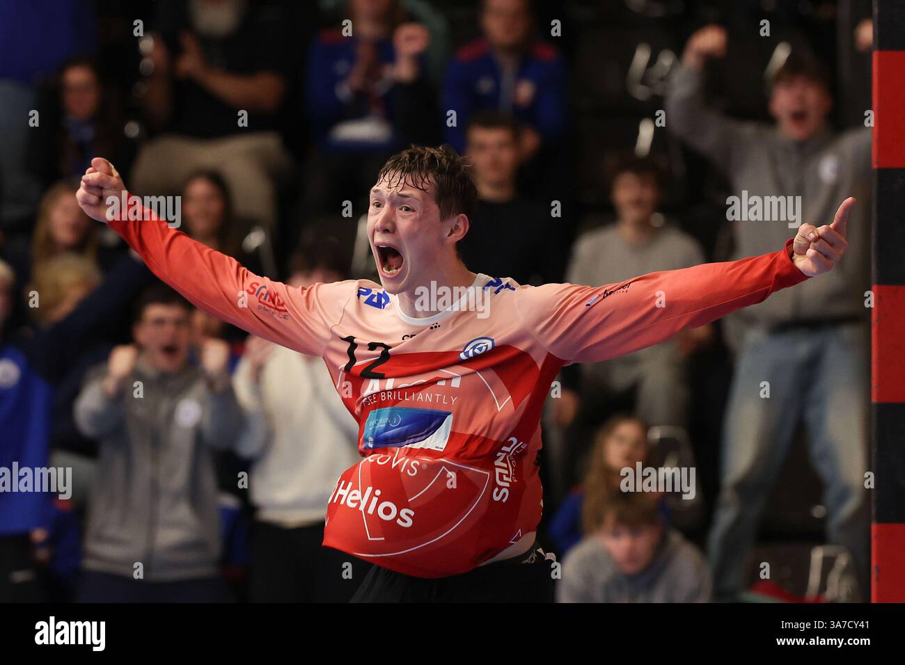 Elsenfeld, Germania. 26 marzo 2025. 2025.03.26 xJFx Elsenfeld-Untermainhalle 2. Handball-Bundesliga 2024/25, TV Großwallstadt - HSC 2000 Coburg von Links, Torwart Julian Buchele (TV Großwallstadt) jubelt crediti: dpa/Alamy Live News Foto Stock