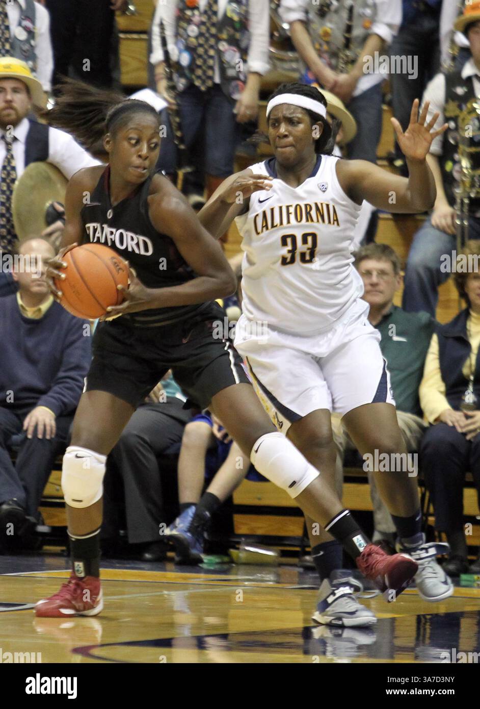 8 gennaio 2013 - Berkeley, CA, USA - Chiney Ogwumike di Stanford (13) guida a canestro contro Talia Caldwell (33) nella seconda metà di una partita di basket femminile PAC-12 all'Hass Pavilion di Berkeley, California, martedì 8 gennaio 2013. (Immagine di credito: © Ray Chavez/MCT/ZUMAPRESS.com) Foto Stock