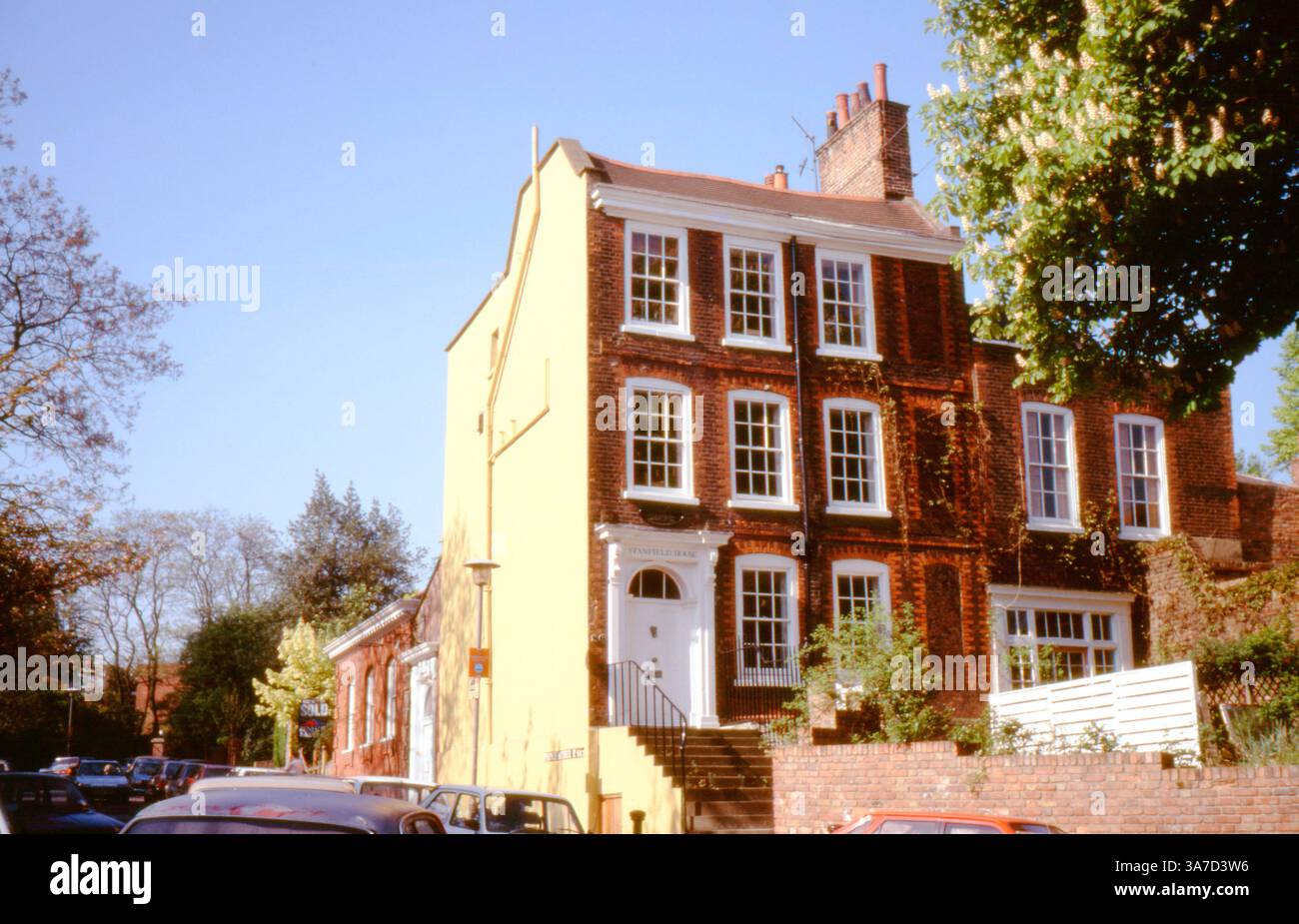 Una vista di Stanfield House su Prince Arthur Road, Hampstead, Londra, alla fine degli anni '1980 Questo classico edificio georgiano con la sua facciata in mattoni rossi, le finestre a battente e l'ingresso a pilastri bianchi ricorda il fascino architettonico storico di Hampstead. Annidato vicino a Hampstead High Street, la scena cattura la tranquillità verdeggiante della zona, dove le case d'epoca e le strade acciottolate riecheggiano il ricco passato letterario del quartiere. Foto Stock