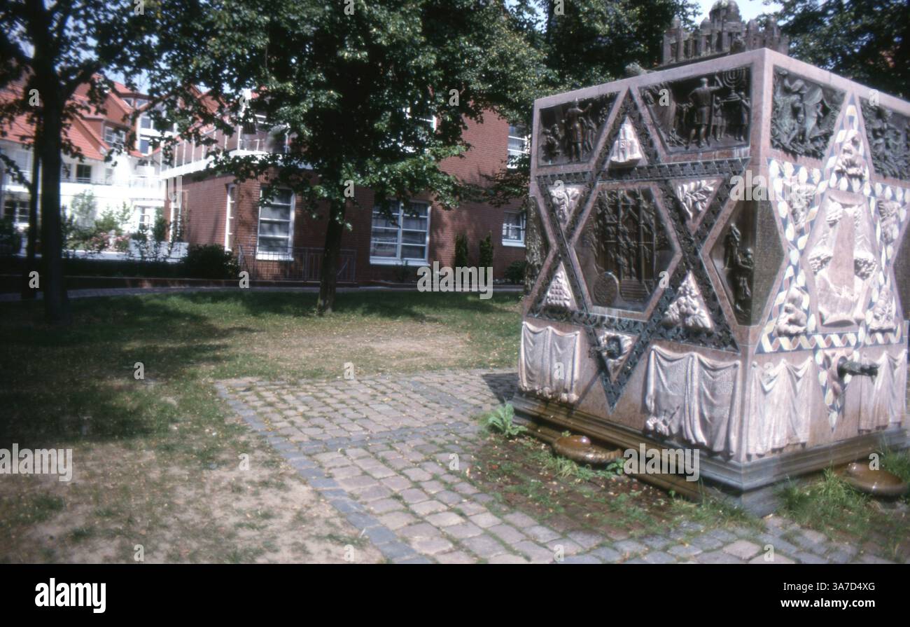 Una vista dettagliata della fontana commemorativa ebraica a Hildesheim, Germania, fotografata nell'agosto 1990. Situata vicino all'ex sito della sinagoga Hildesheim, la fontana commemora la comunità ebraica persa durante l'Olocausto e funge da potente simbolo di memoria e resilienza. Foto Stock