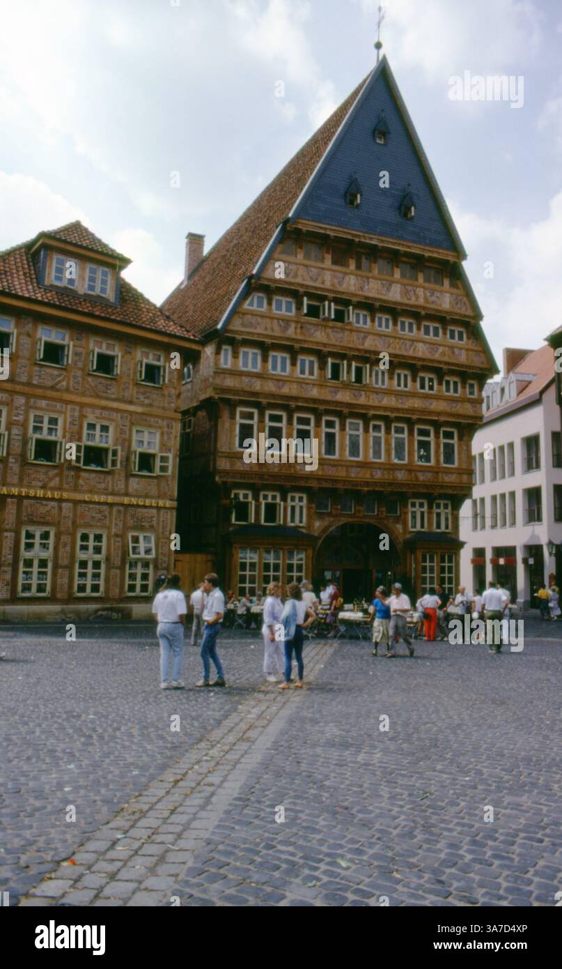 Un'intensa scena estiva nella Marktplatz di Hildesheim, in Germania, agosto 1990, che mostra la sala delle corporazioni dei macellai (Knochenhaueramtshaus), ricostruita in modo sorprendente. Foto Stock