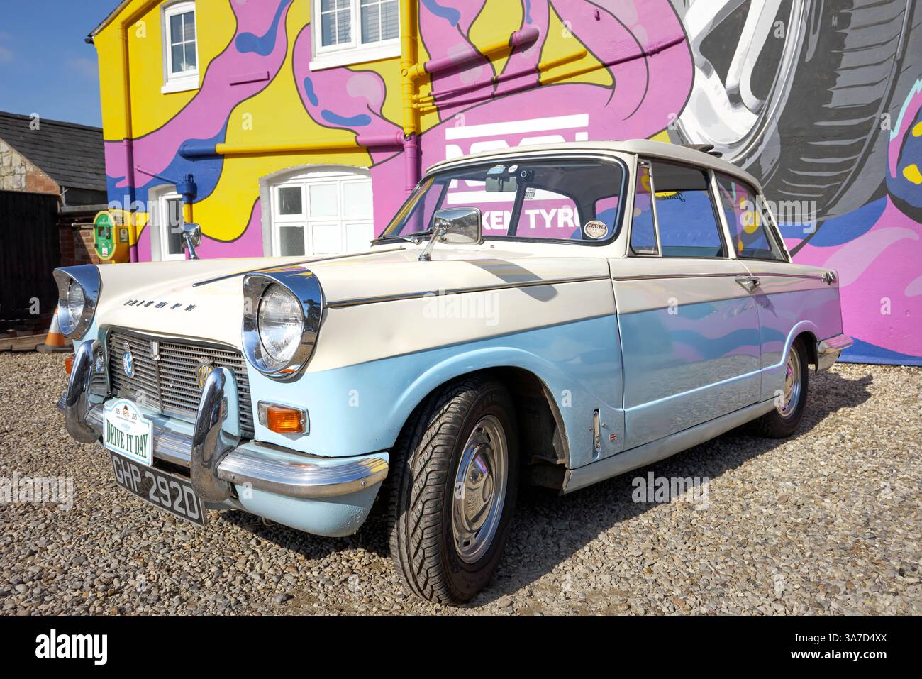 Triumph Herald 12 50, 1966, blu e crema bicolore. Berlina inglese d'epoca degli anni '60 Foto Stock