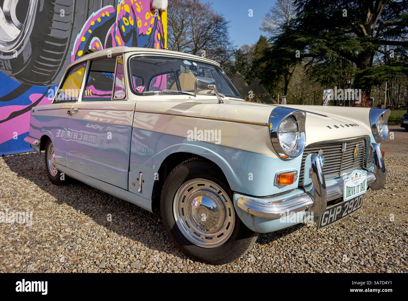 Triumph Herald 12 50, 1966, blu e crema bicolore. Berlina inglese d'epoca degli anni '60 Foto Stock