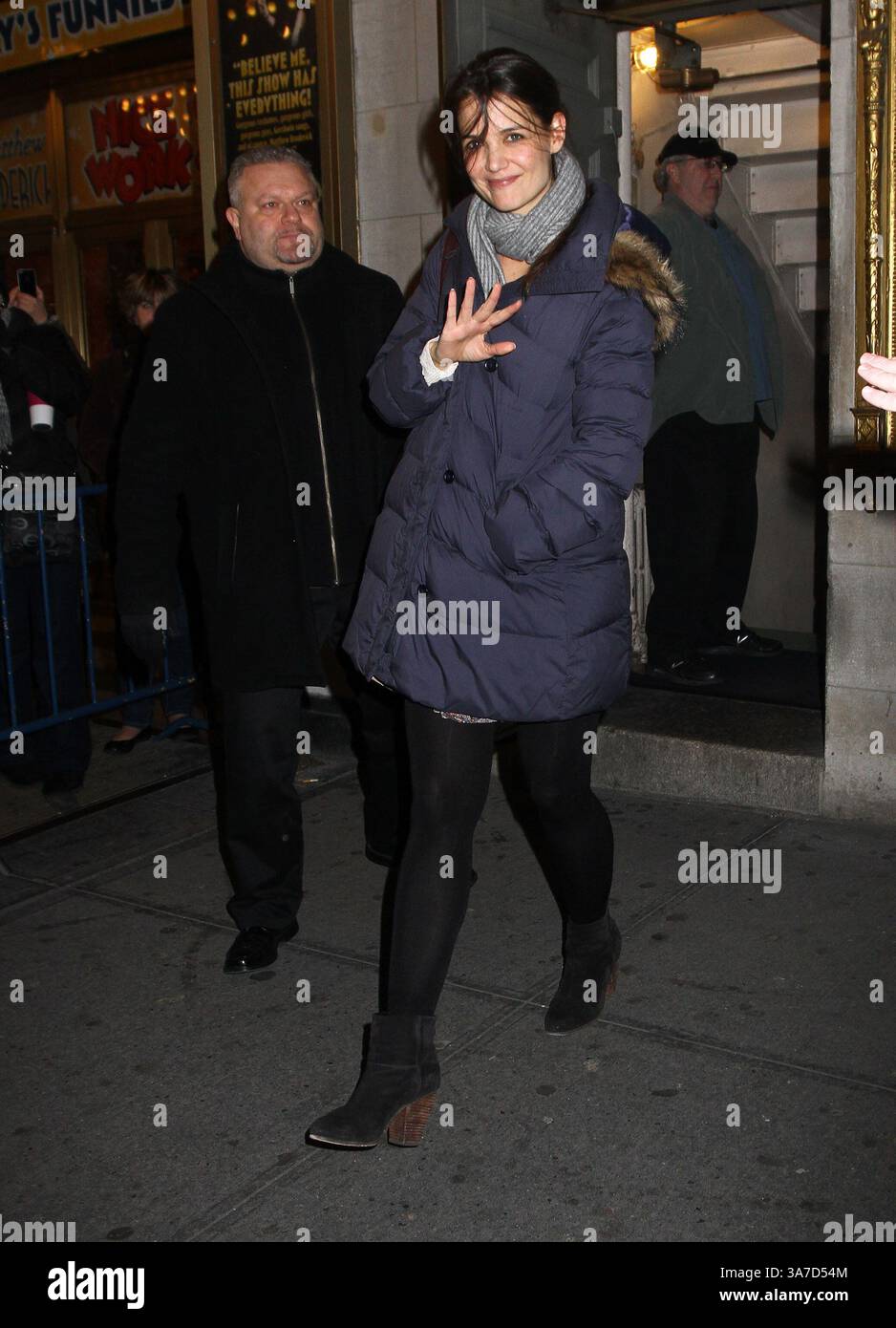 5 gennaio 2013 - New York, New York, Stati Uniti - KATIE HOLMES lascia una delle sue ultime esibizioni allo spettacolo di Broadway 'Dead Accounts' a New York City (immagine di credito: © Cam Griffith/Black Sheep/ZUMAPRESS.com) Foto Stock