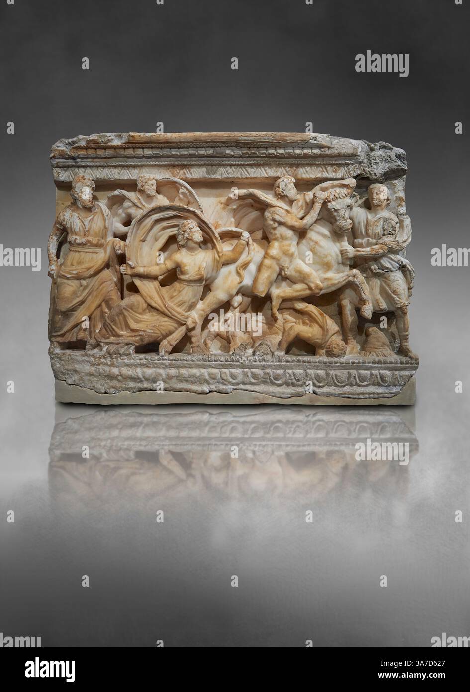 Urna cineraria funeraria etrusca. I pannelli laterali raffigurano la storia del trascinamento di Dirce. Alabastro, prodotto a Volterra intorno al 120 - 100 a.C. Foto Stock