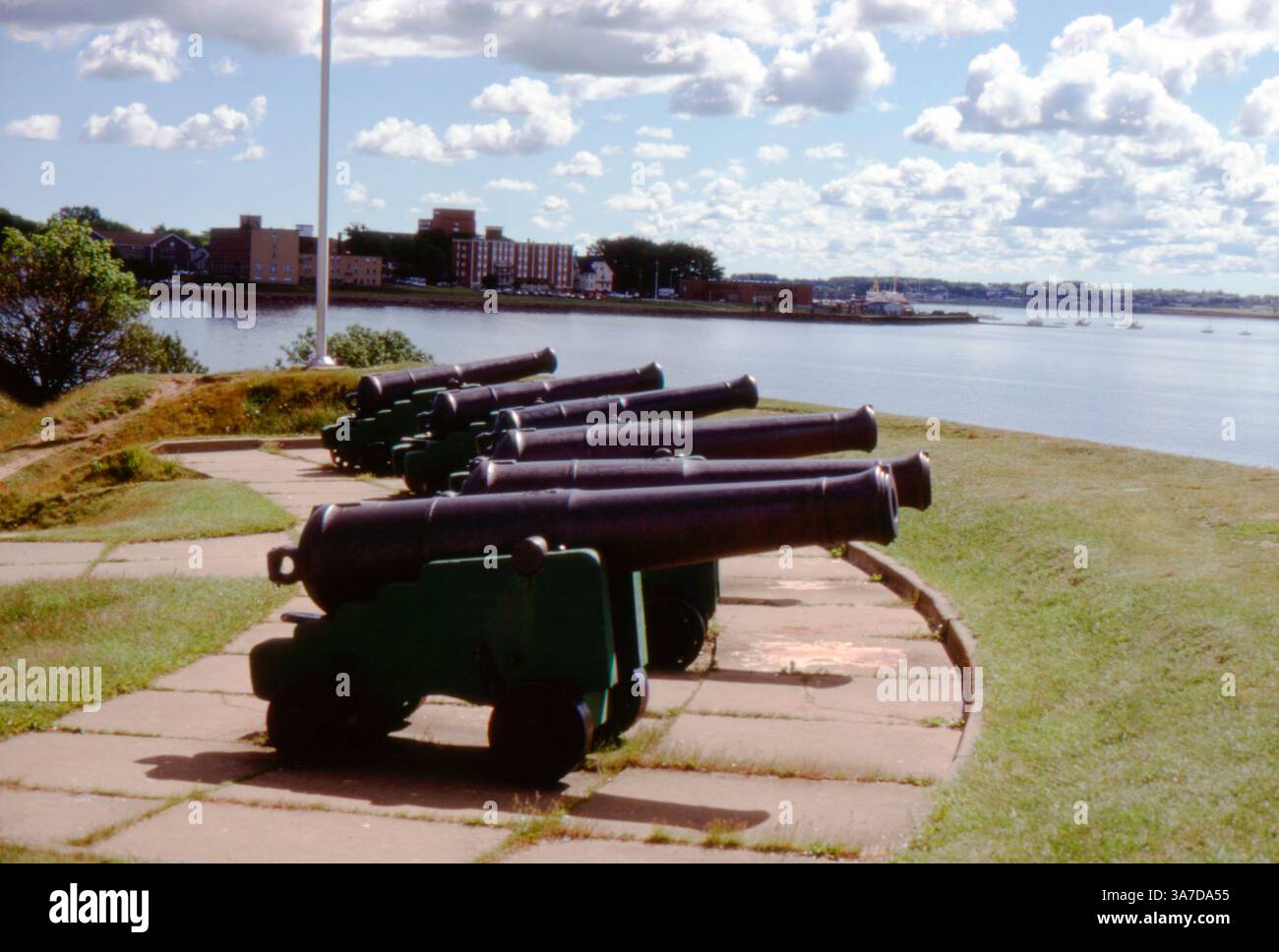 Cannoni storici allineati a Fort Charlotte, affacciati sul lungomare di Mobile, Alabama. Questi pezzi d'artiglieria una volta difesero il forte, che risale al XVIII secolo, giocando un ruolo significativo nella storia coloniale e americana. Foto Stock