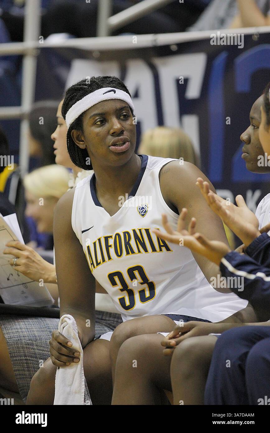 8 gennaio 2013 - Berkeley, CA, Stati Uniti - 08 gennaio 2013 durante la partita di basket femminile NCAA tra Stanford University Cardinal vs California Golden Bears,33 C Talia Caldwell of Cal on the Bench at Hass Pavilion Berkeley California(Credit Image: © Thurman James/Cal Sport Media/ZUMAPRESS.com) Foto Stock