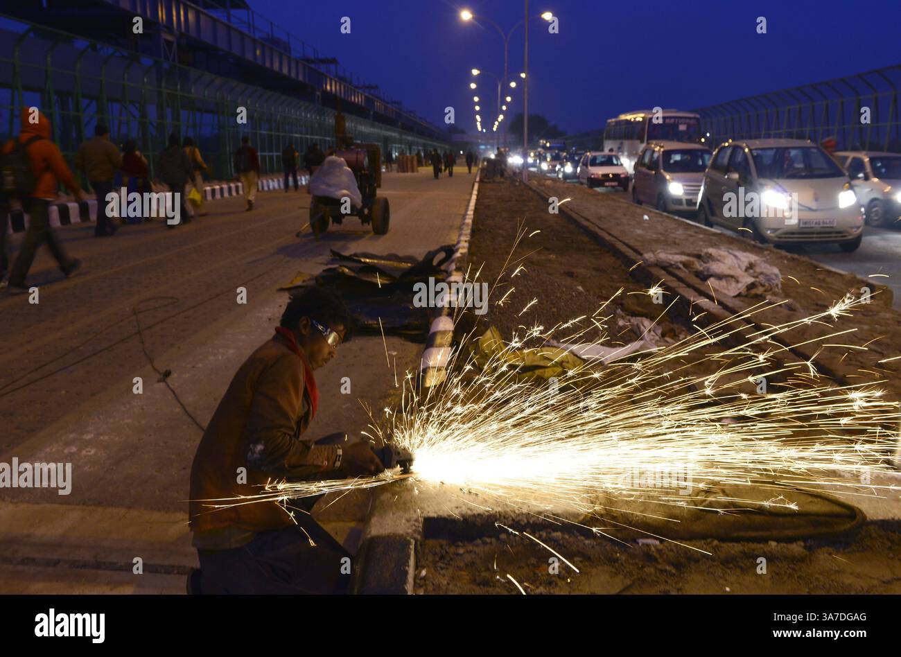 NUOVA DELHI, INDIA - 21 GENNAIO: Un lato dell'Okhla Barrage Bridge è aperto per i pendolari dal 23 gennaio. (Immagine di credito: © India Today/ZUMAPRESS.com) Foto Stock